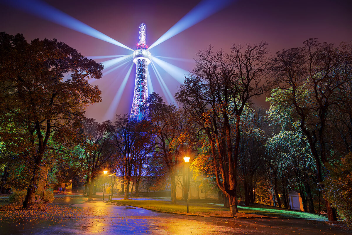 Петршинская башня в Праге, Чехия (enjourney.ru)