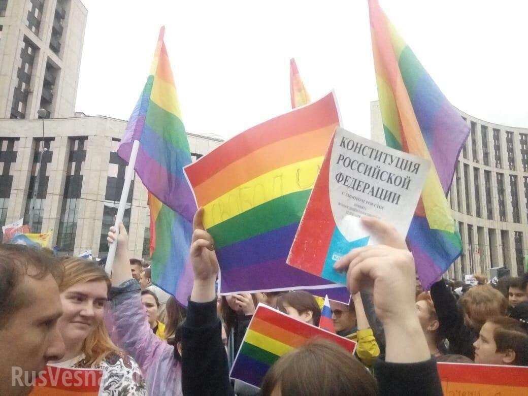 Не смотря на плохую погоду,которую наслал  Саурон на эльфов с печальными лицами, радуга появилась над их головами.