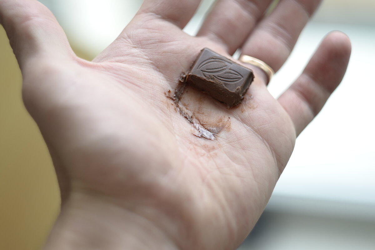 Почему шоколад тает в руках