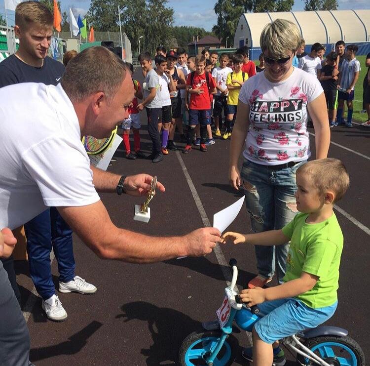 
Спортивный  праздник продолжился турниром по настольному теннису. Победителем среди  12 участников стал 53-летний Владимир Тихонов. 
Команда «Юнфут»  стала лучшей в турнире по мини-футболу, в котором участвовало пять  команд. Волейболисты в этот день тоже выявили лучшую команду, и ею стала  команда «Слив». Насыщенный спортивными состязаниями день прекрасно  дополнили также соревнования по городошному спорту.