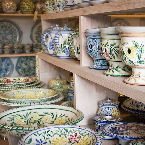 Терракота с разноцветными узорами поверх слоя майоликовой глазури. Источник фото: https://www.porchespottery.com/en/