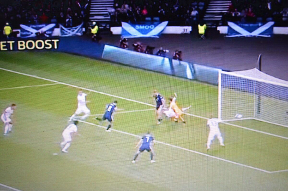 Мяч в ворота сборной России посылает  Макгинн №8.