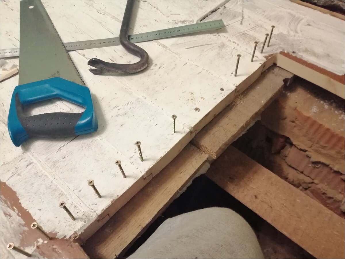 Фото 2. Люк в деревянном полу своими руками. Укрепление каркаса.