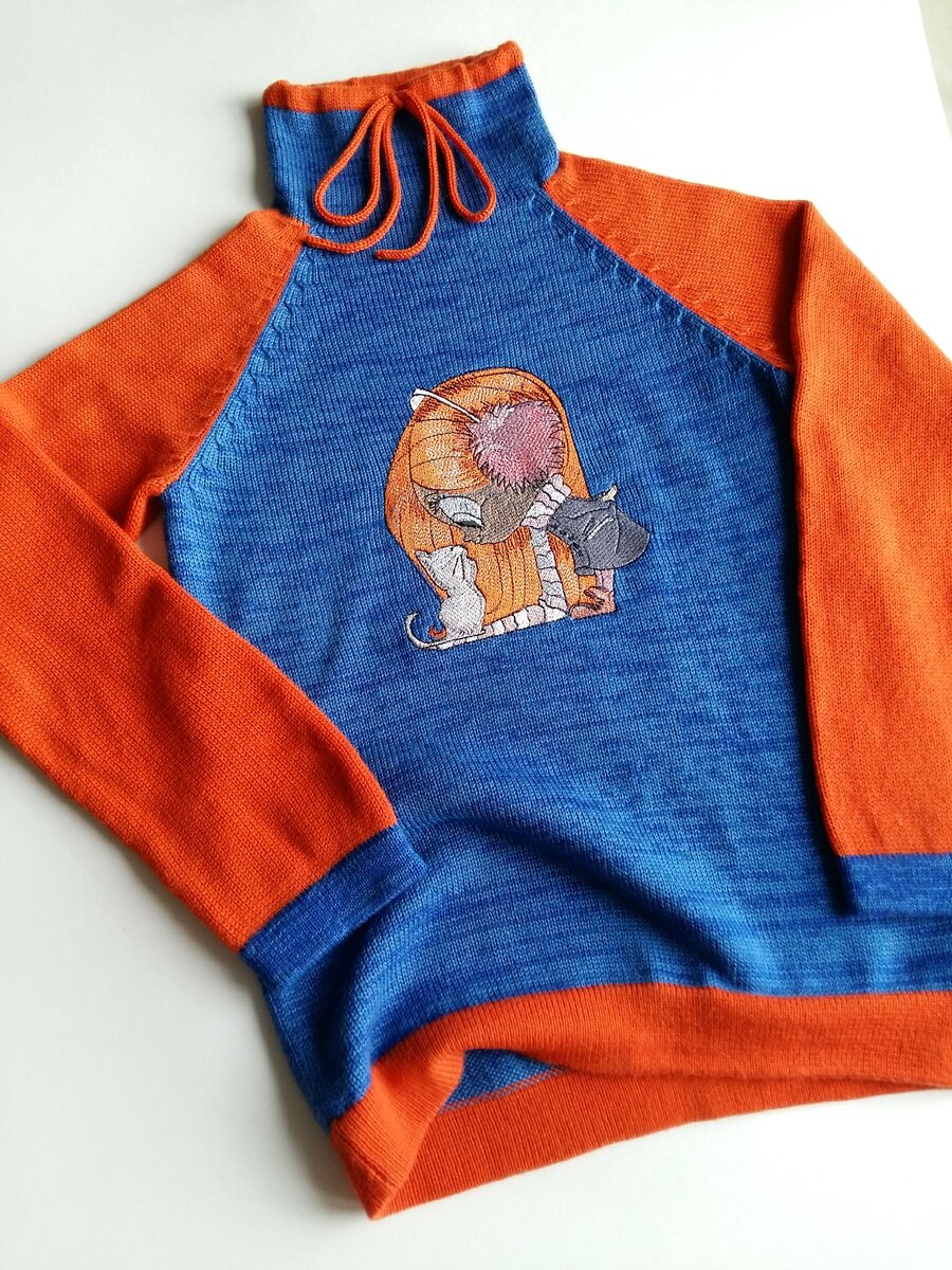 Свитшот из итальянского мериноса. Украшен машинной вышивкой. Тёоооооплый!