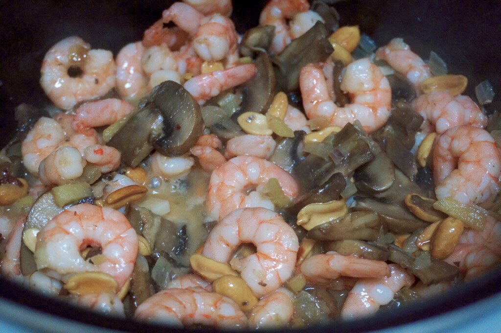 креветки с грибами рецепты. пп ужин с креветками. креветки с шампиньонами в сливочном соусе. креветки с грибами в сливочном соусе. орекьетте паста.