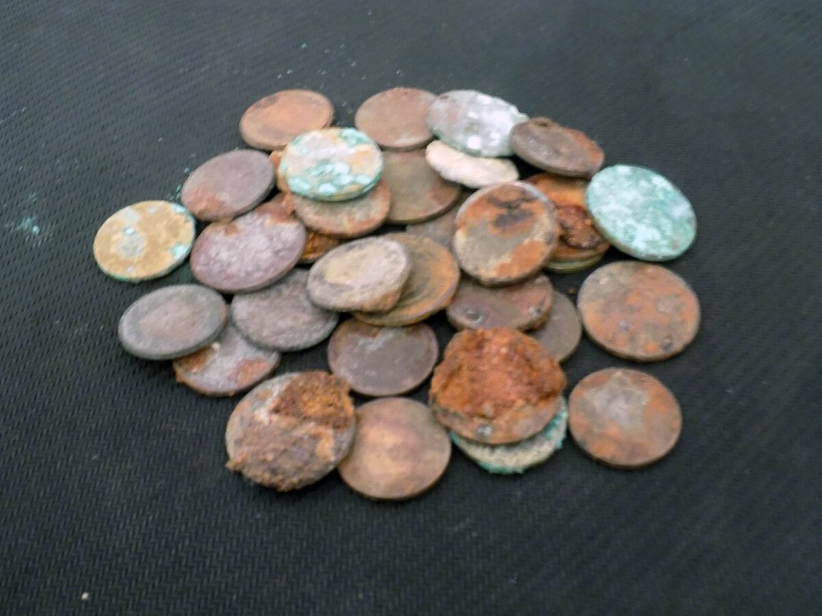 Унылое зрелище - не так ли ? Тем не менее процентов 80 из этой кучки удастся вернуть в состояние, в котором их примут магазины и банки. У каждого поисковика накапливается не одна банка с подобным балластом.