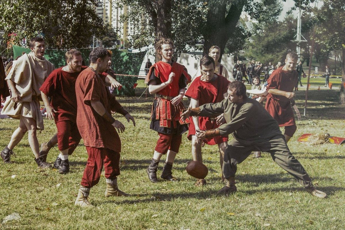 Играю римскую. Гарпастум древний Рим. Римская игра Гарпастум. Футбол в древнем Риме Гарпастум. Древний Рим игра в мяч Гарпастум.