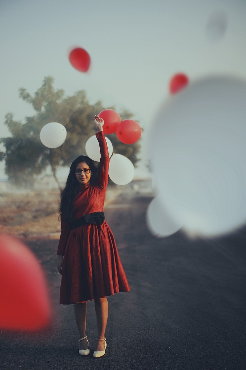 https://pixabay.com/ru/photos/%D0%B2%D0%BE%D0%B7%D0%B4%D1%83%D1%88%D0%BD%D1%8B%D0%B5-%D1%88%D0%B0%D1%80%D1%8B-%D0%B6%D0%B5%D0%BD%D1%89%D0%B8%D0%BD%D0%B0-%D0%BA%D1%80%D0%B0%D1%81%D0%BE%D1%87%D0%BD%D1%8B%D0%B5-1081801/