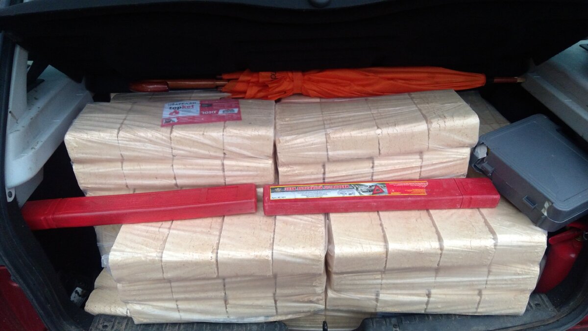 Топливные брикеты. В багажник поместилось 18 упаковок