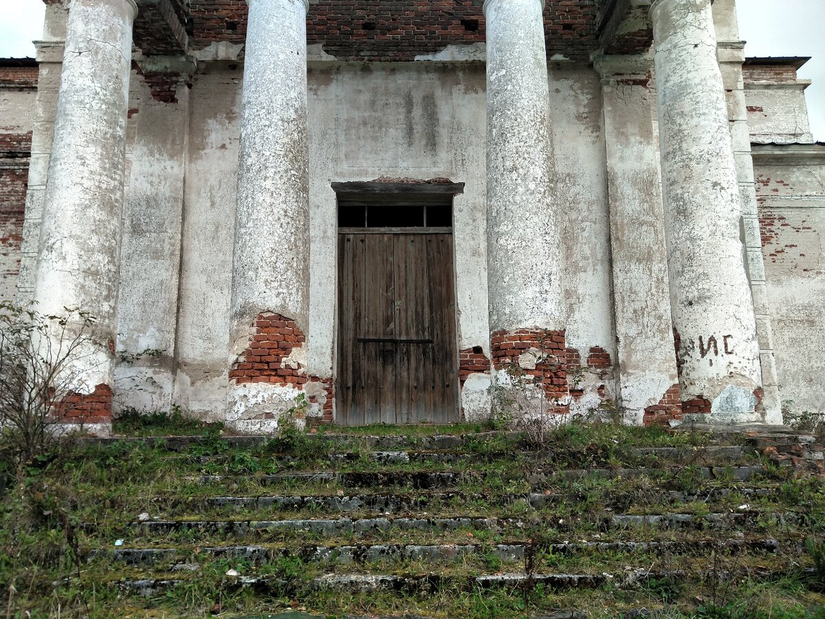 Коллонада заброшенной церкви в Микшино, Тверская Карелия.