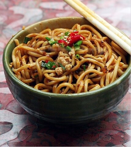 Великолепнейшая паста в общажных условиях, проверено 
!из посуды понадобится только кастрюля! 
Ингредиенты: 
Спагетти 
Базилик в пакетике 
Чеснок в пакетике 
Оливковое масло (ну или замените на ченть более бомжарское хз, мы скидывались на оливковое) 
Банка томатов консервированных 
Способ приготовления: 
Спагетти зварить, слить воду, заправить маслом 
Добавить банку томатов, базилик и чеснок и потушить это в той же кастрюле минут пять 
Готово!!! 
Приятного аппетита!!!