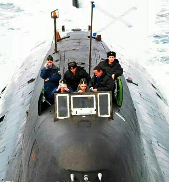 На мостике пл проекта 971 два подводника курят
