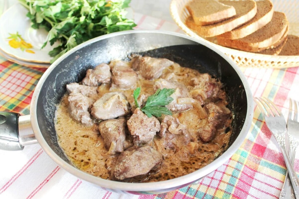 Как вкусно приготовить печенку куриную с луком. Куриная печень в сметанном соусе. куриная печень в сметане с луком. печень тушеная в сметане. печень в сметане с луком на сковороде.