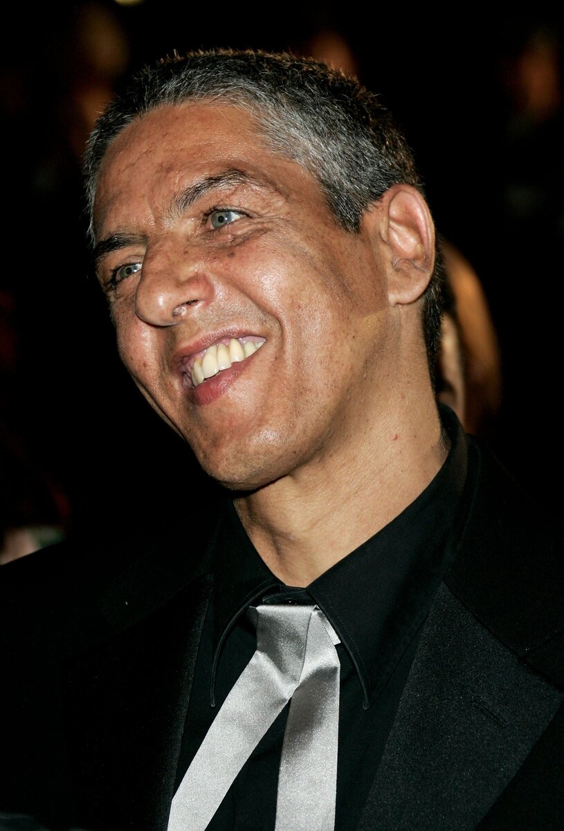 Французский актер бербенского происхождения Сами Насер(02.07.1961г).Известен по фильмам:("Такси","Такси 2","Такси 3","Такси 4").После фильма "Такси",к актеру пришла убойная популярность,после чего все переросло в звездную болезнь.Мало чем он отличается от своего героя в жизни,так же были проблемы с законом,где даже провел 1,5 года в тюрьме.А так как актера видят часто в состоянии алкогольного и наркотического опьянения,ему даже перестали предлагать короткие роли в кино.