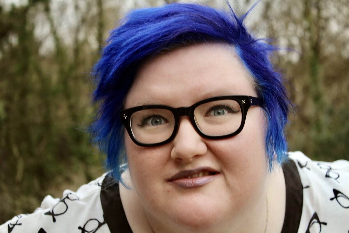 Hairy ugly. Фемки известные. Феминистка с синими волосами.