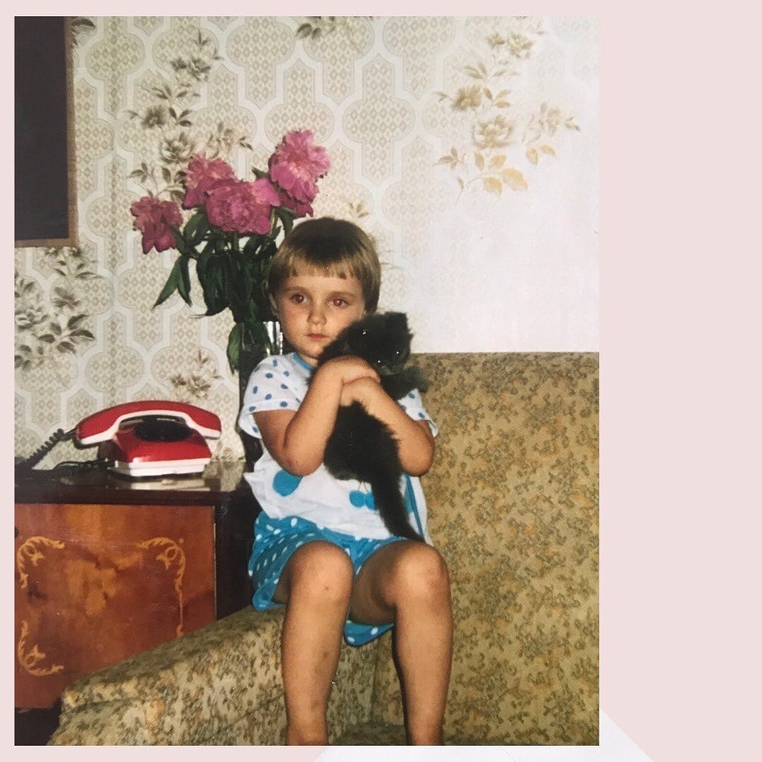 Каждый день я завершаю мыслью о том, как приятно найти себя в деле, любить его и ощущать, что ты именное там, где должен быть 👩🏼‍⚕ ⠀
Моя мама часто говорит мне: «Настя, больше общайся со своими пациентами, расспрашивай максимально много у родителей деток, с которыми ты работаешь!»
⠀
И я прислушиваюсь к маме!
Для того, чтобы понять как работать с проблемой, нужно понять почему она возникла.
Очень важно, чтобы специалист составил полную картинку и выстраивал тактику взаимодействия исходя из неё!
⠀
Мой опыт начался ещё задолго до того, как я окончила ВУЗ.
⠀
В первый месяц рождения, той девочки, что на фото, врачи поставили диагноз детский церебральный паралич...
⠀
Тогда моя Мама, решила не сдаваться и обратилась к специалисту, который опроверг версию с заболеванием и объяснил моей Маме, что ребёнку просто нужно правильно обращение, недолгие процедуры и все наладится.
⠀
С первого месяца жизни мне делали массаж и занимались ЛФК. И через несколько месяцев на смену страшному диагнозу, поставленному врачами, пришла обычная косолапость.
⠀
Когда моя Мама рассказала мне, как для неё было важно в тот момент, чтобы её поддержали и помогли, я решила, что могу создать пространство для детей и их родителей, где их поймут, услышат и помогут в реабилитации.
⠀
🔥Хочу создать целое сообщество родителей, где каждый будет чувствовать поддержку, заботу и понимание.
📍Где родители деток постарше могли бы делится опытом, а родители новорождённых смогли получить правильные советы и помощь.
📍Где есть свои принципы, ценности и ДОБРО
📍Где родители обретали уверенностей в своих действиях и знали, что они на верном пути
📍Где нет зла, осуждения, страха
⠀
Ставьте + в комментариях, если хотели бы стать частью такого сообщества!
И конечно ставьте ❤!
⠀
P.s. На фото я со своим первым котом в первые минуты нашего знакомства 🐱