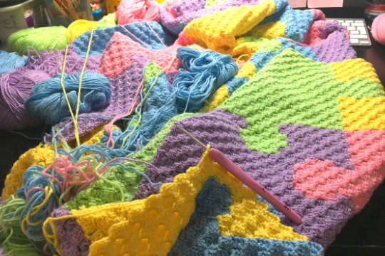 Процесс вязания крючком С2С пледа в виде пазла.