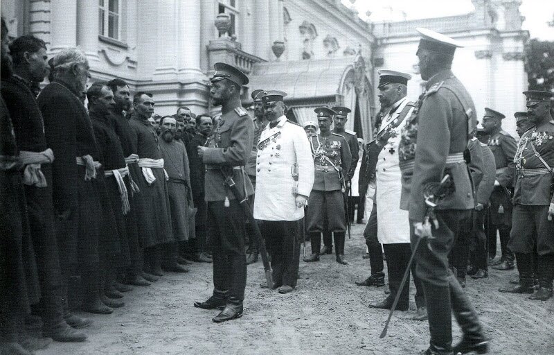Император Николай II беседует с волостными старшинами у Мариинского дворца. Среди присутствующих - генерал-губернатор г. Киева Ф.Ф. Трепов, великий князь Сергей Михайлович, председатель Совета министров П.А. Столыпин, барон В.Б. Фредерикс, флигель адъютант А.А. Дрентельн и другие.