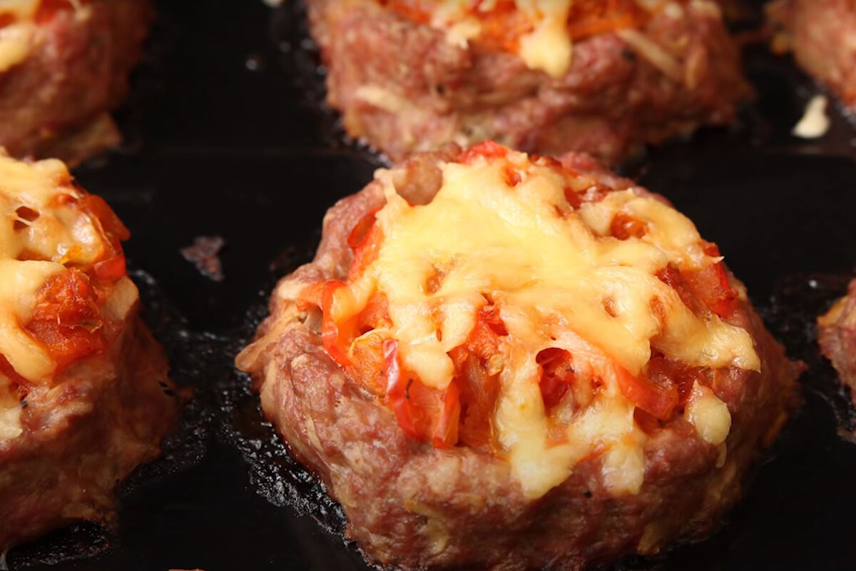 205 ккал на 100 гр. Белки - 12,4 гр; Жиры - 14 гр; Углеводы - 5,6 гр.