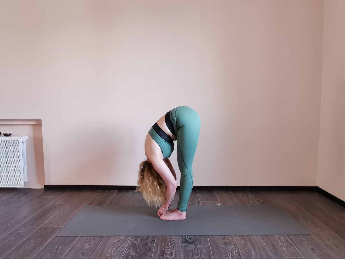 Падангуштхасана — наклон с захватом больших пальцев ног. Фото из личного архива. 