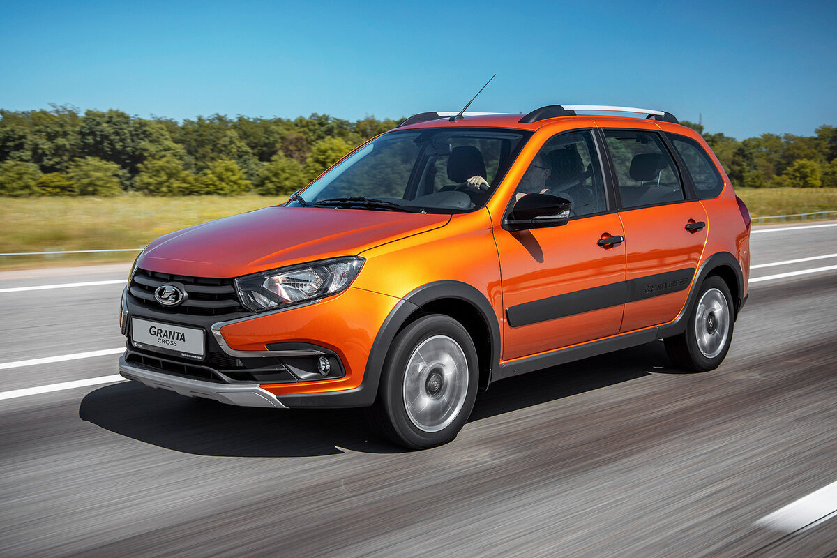 Lada Granta Cross – от 663 900 рублей. Самый недорогой универсальный автомобиль несёт хромированную ладью на решётке радиатора, а под капотом такой «Гранты» с приставкой Cross будет 106-сильный мотор 1.6 и роботизированная коробка передач с одним сцеплением. Для крупных мегаполисов с длительными пробками «робот» подходит не слишком хорошо, а вот в движении уже не напрягает, в чём мы убедились во время теста обновлённой «Гранты». В комплектацию Comfort входят 2 подушки, кондиционер, подогрев сидений, аудиосистема, легкосплавные колёса. 
Ну и если вы хотите купить Lada то не спешите бежать к дилерам и покупать машины с навешанным на нее дополнительным оборудованием и переплачивать 30-70 тысяч рублей. Ведь можно забронировать машину онлайн и получить ее в том виде, что описано на сайте. Мало того, производители часто при бронировании машины онлайн предоставляют дополнительные скидки, которые вам никогда не предложат в автосалоне.