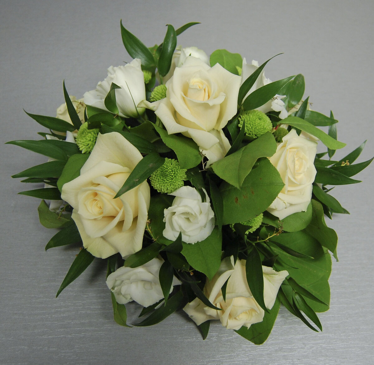 Букеты цветов расставлены. Цветочные композиции из цветов 3 расцветок. Букеты цветов расставлены. Расстановка цветов в букете. Букеты цветов расставлены.