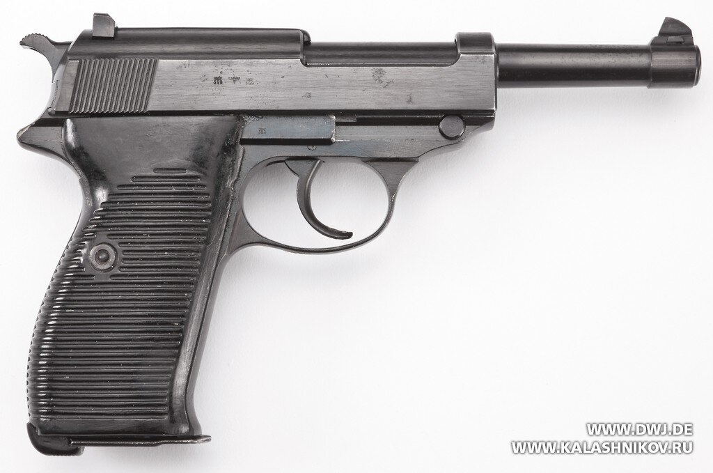 Этот Walther Р.38 был исключительно на немецкой службе. На правой стороне его затвора нанесены испытательные и приёмочные клейма управления вооружений вермахта