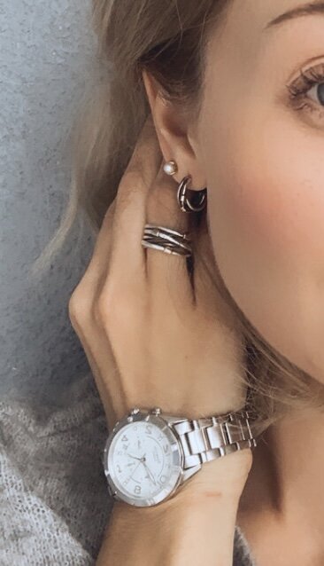 В левом ухе у меня две дырочки и я всегда стараюсь подобрать серьги так, чтобы они хорошо друг с другом гармонировали.