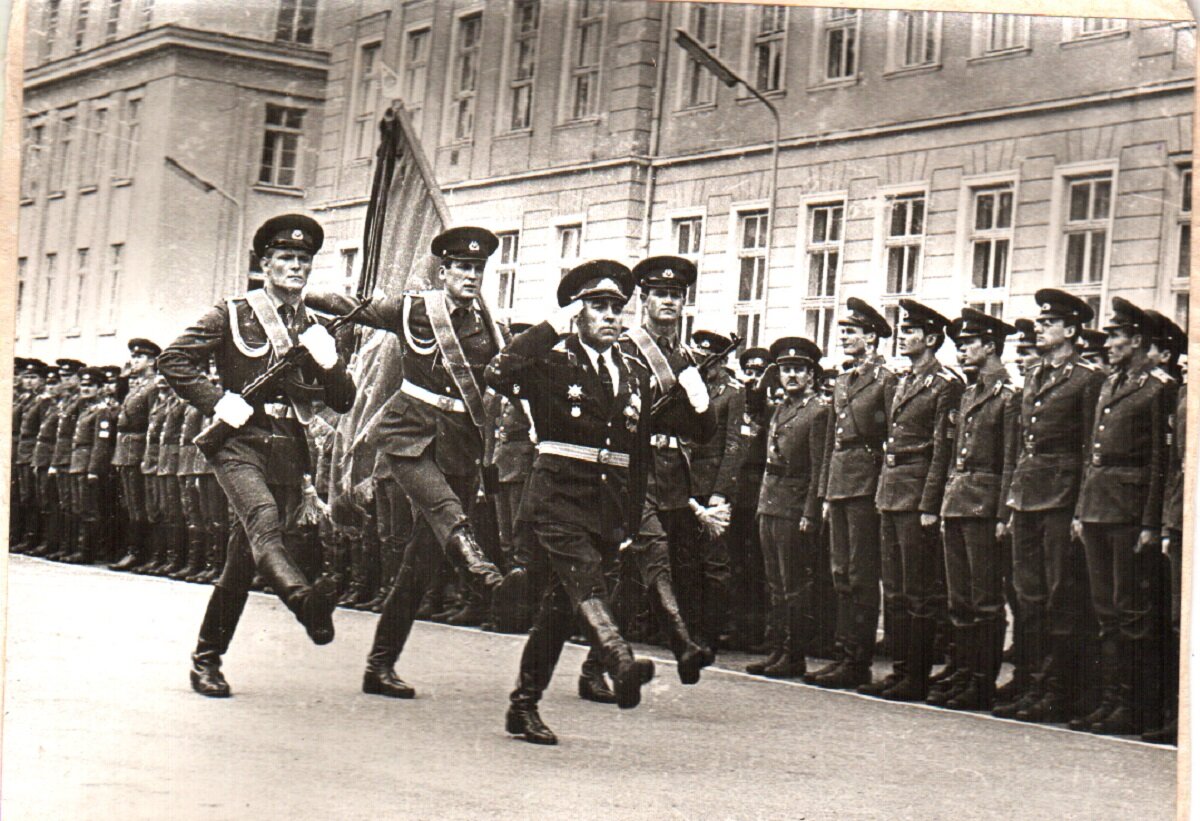 Училища ссср. ЛВВПУ Львов выпуск 1985. ЛВВПУ Львов выпуск 1978. Знамя ЛВВПУ. Ленинградское высшее военное политическое училище ПВО.