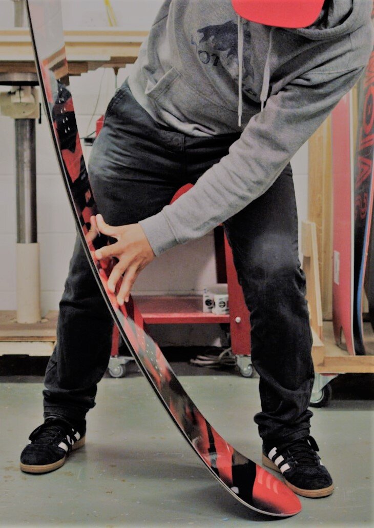 Чтобы определить жёсткость сноуборда попробуйте его немного прогнуть.