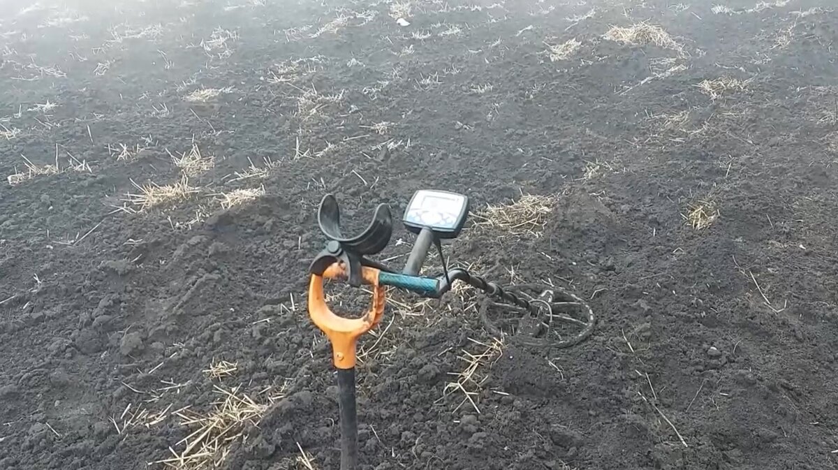 А вот перепаханный полевой стан и мой незаменимый прибор X-Terra 705  