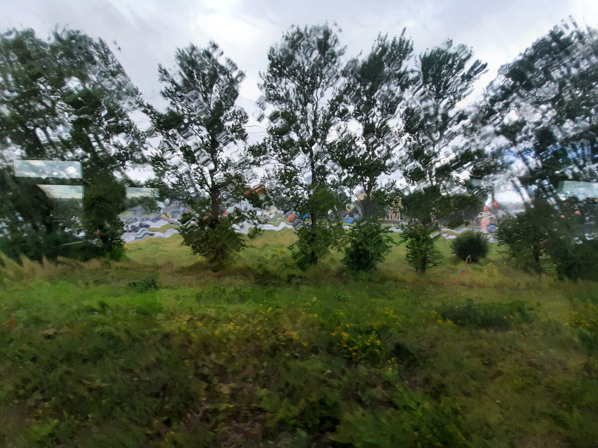 Окно электрички заливал ливень