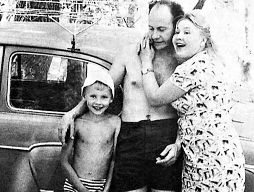 Фото: foto-history.livejournal.com советская актриса - Екатерина Фёдоровна Савинова с супругом - кинематографистом Евгением Ивановичем Ташковым и их общим сыном Андреем