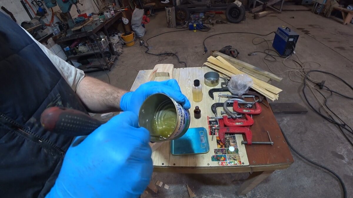 Замешивание эпоксидки в пропорции 10к1. Соответственно отвердителя в 10 раз меньше.