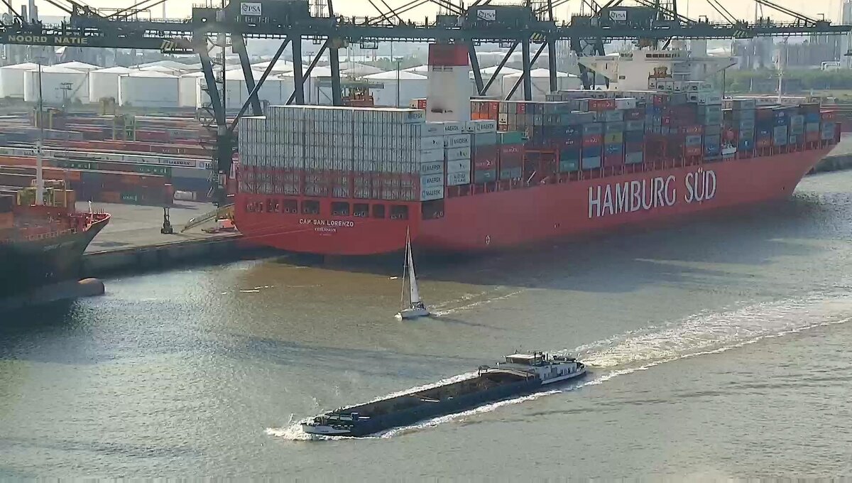 Контейнеровоз немейкой компании Hamburg Sud (в ходит в группу Maersk) у причала на реке Маас.