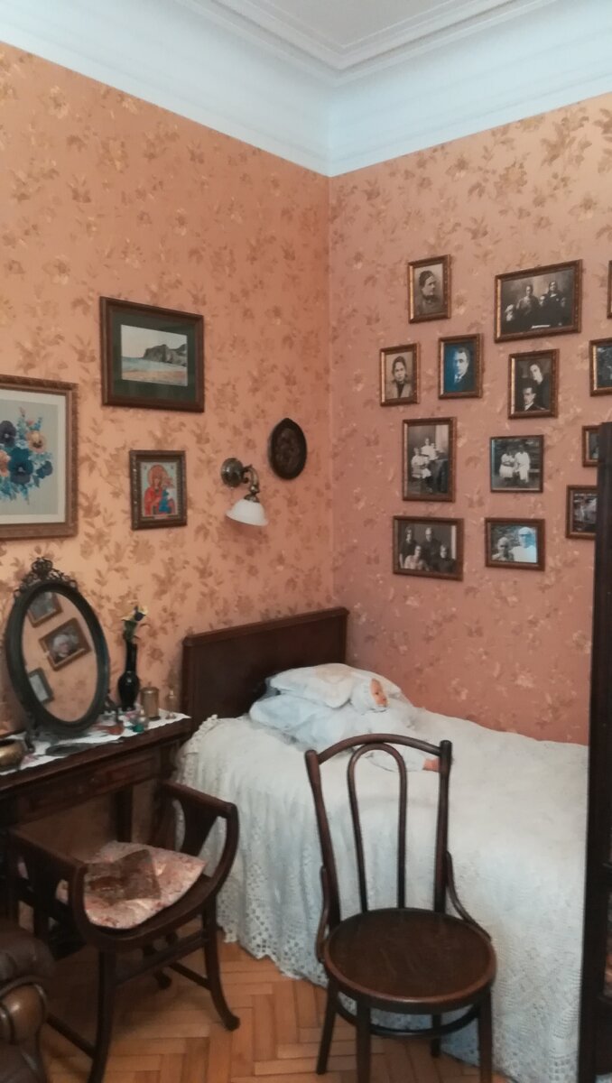 Кровать и туалетный столик