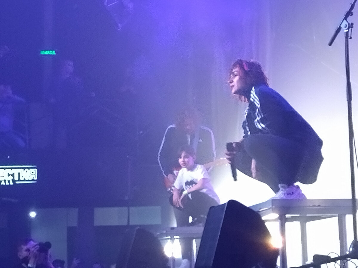 Катя с дочкой на сцене
