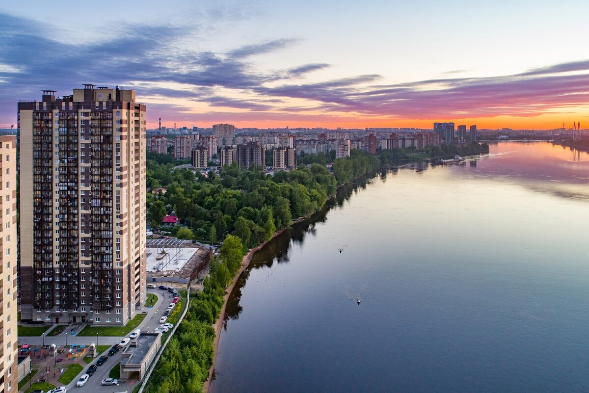 Так, жилой квартал «Живи! В Рыбацком» располагается прямо на берегу Невы. Это значит, шум от проезжей части не побеспокоит даже днём, а воздух в доме будет чистым и свежим