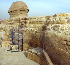 Одним из самых важнейших достижений египетской цивилизации являются иероглифы. Именно с их помощью ученые осваивают культуру и быт жителей древнего мира. Длительное время иероглифы не могли изучить, так как ученые и исследователи не обладали таким объёмом знаний. Однако один французский ученый смог прочитать текст, нацарапанный иероглифами, свершив истинный прорыв в науке.