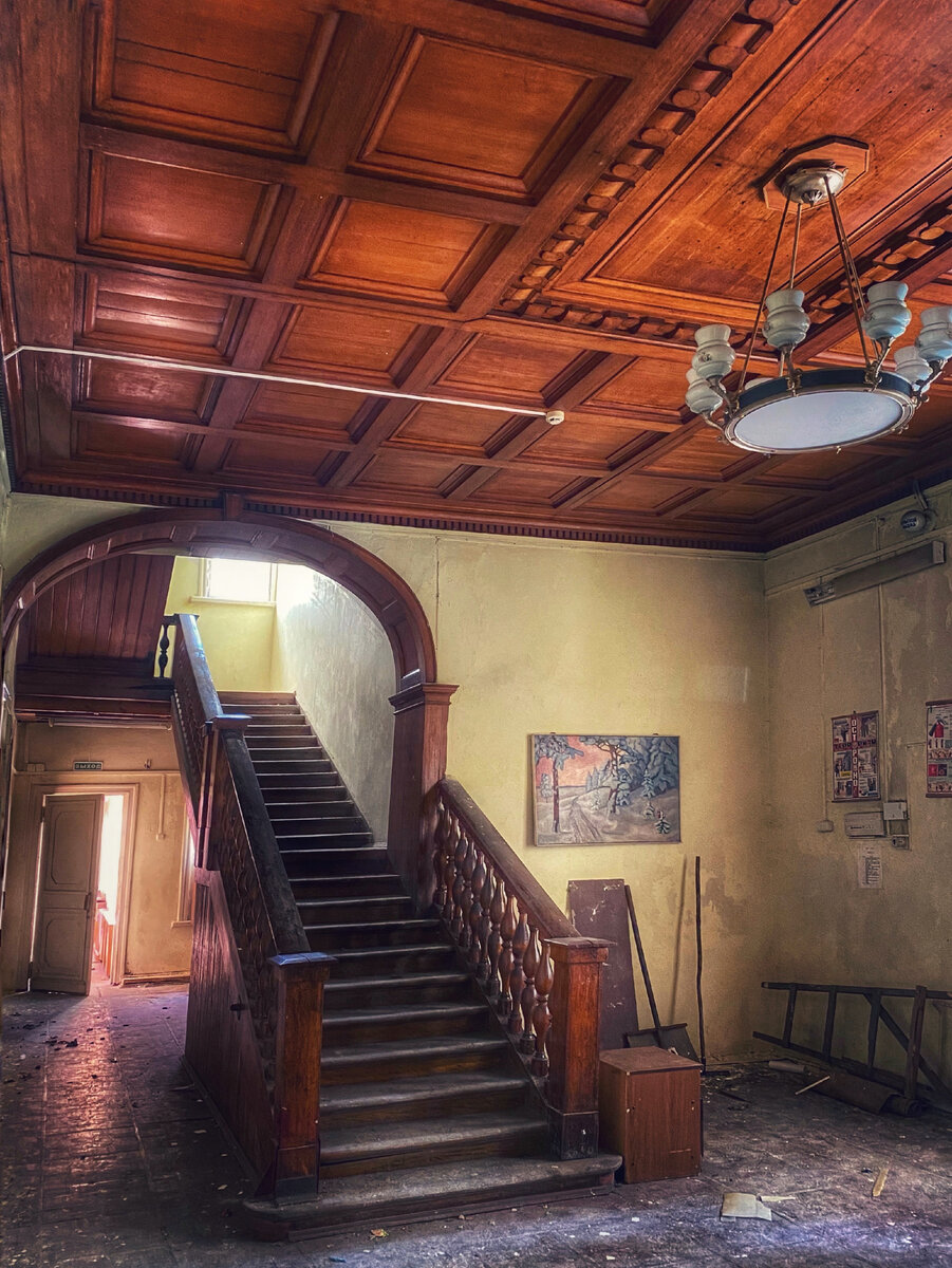 Главная лестница в доме Эммы Банза. Фото автора