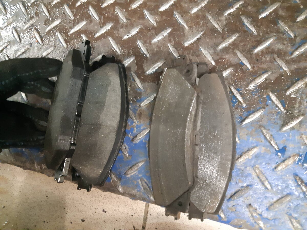 Новые и старые тормозные колодки