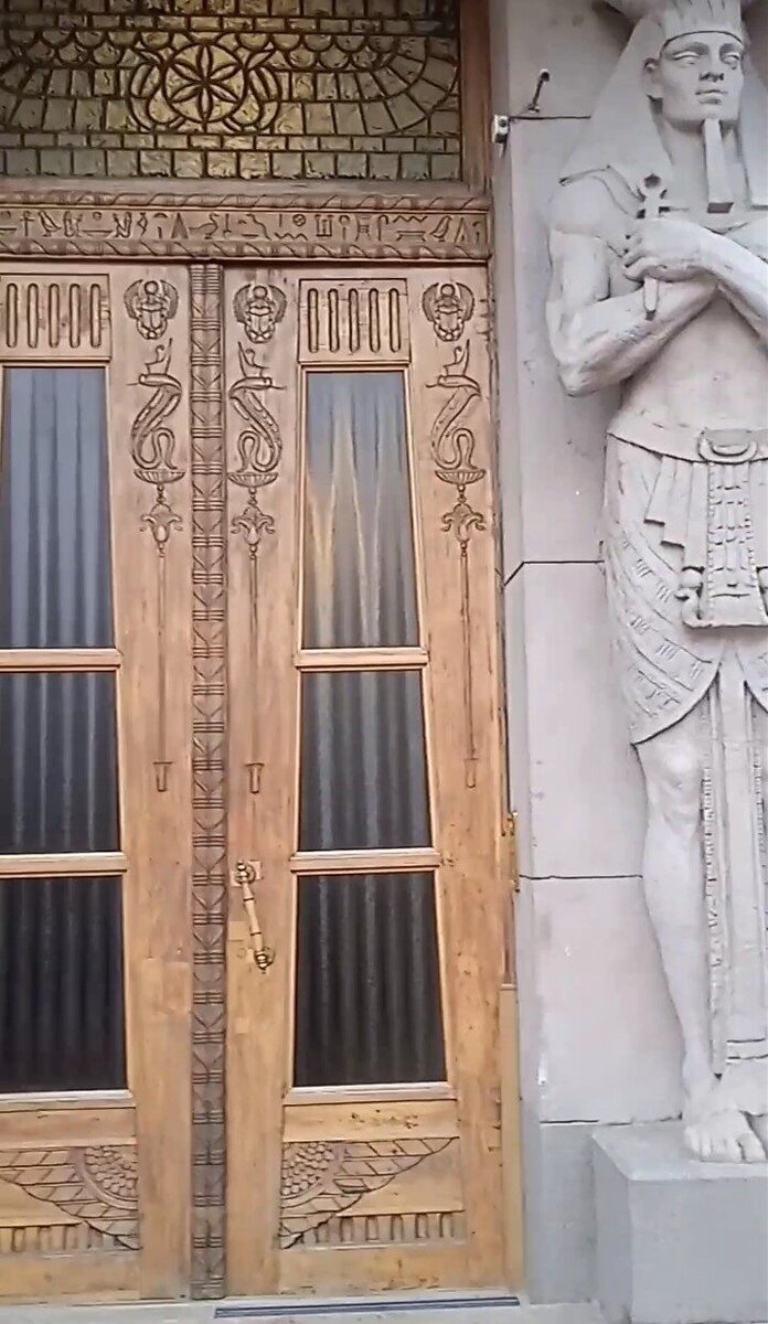  Деревянные монументальные двери сохранились в своём первоначальном виде.