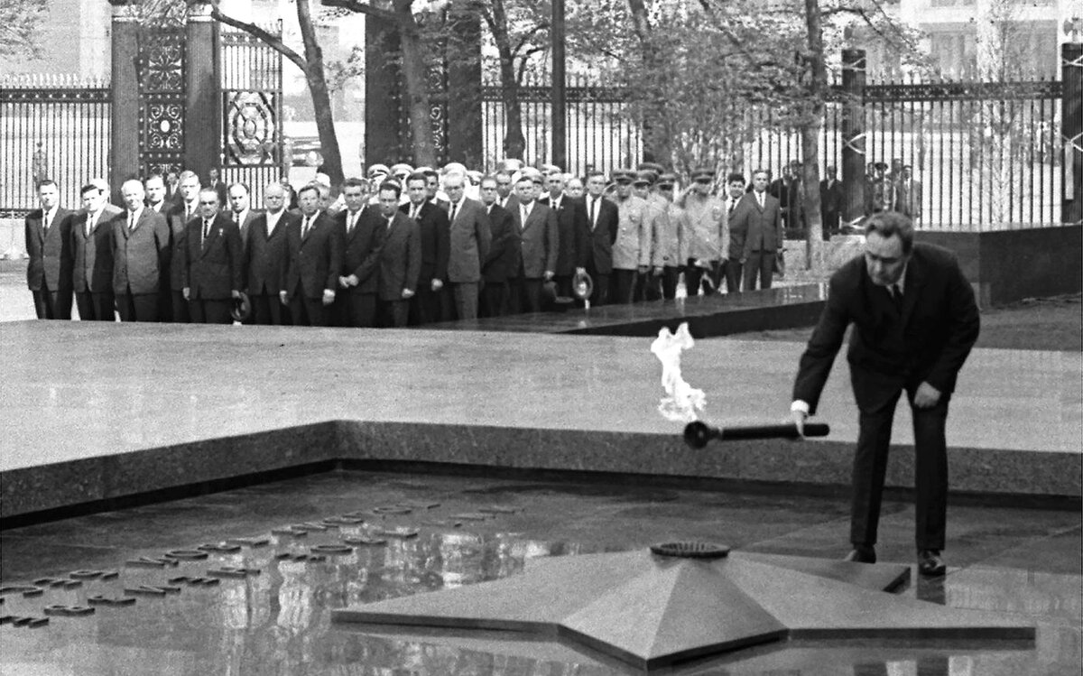 Памятник 9 мая 1966 года в магнитогорске. Открытие могилы неизвестного солдата в Москве. 8 Мая 1967 открытие могилы неизвестного солдата. Зажжение вечного огня 1967. Вечный огонь в Москве 1967.