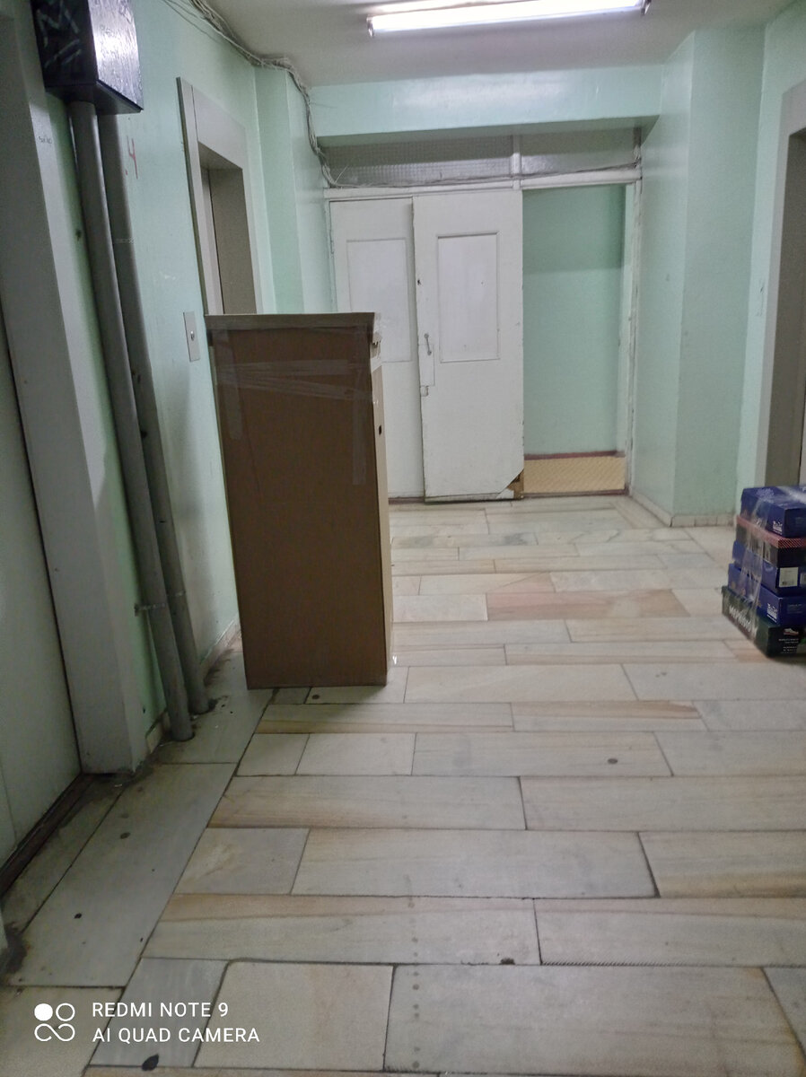 Гардероб у лифта в старой квартире. Оцените величину!