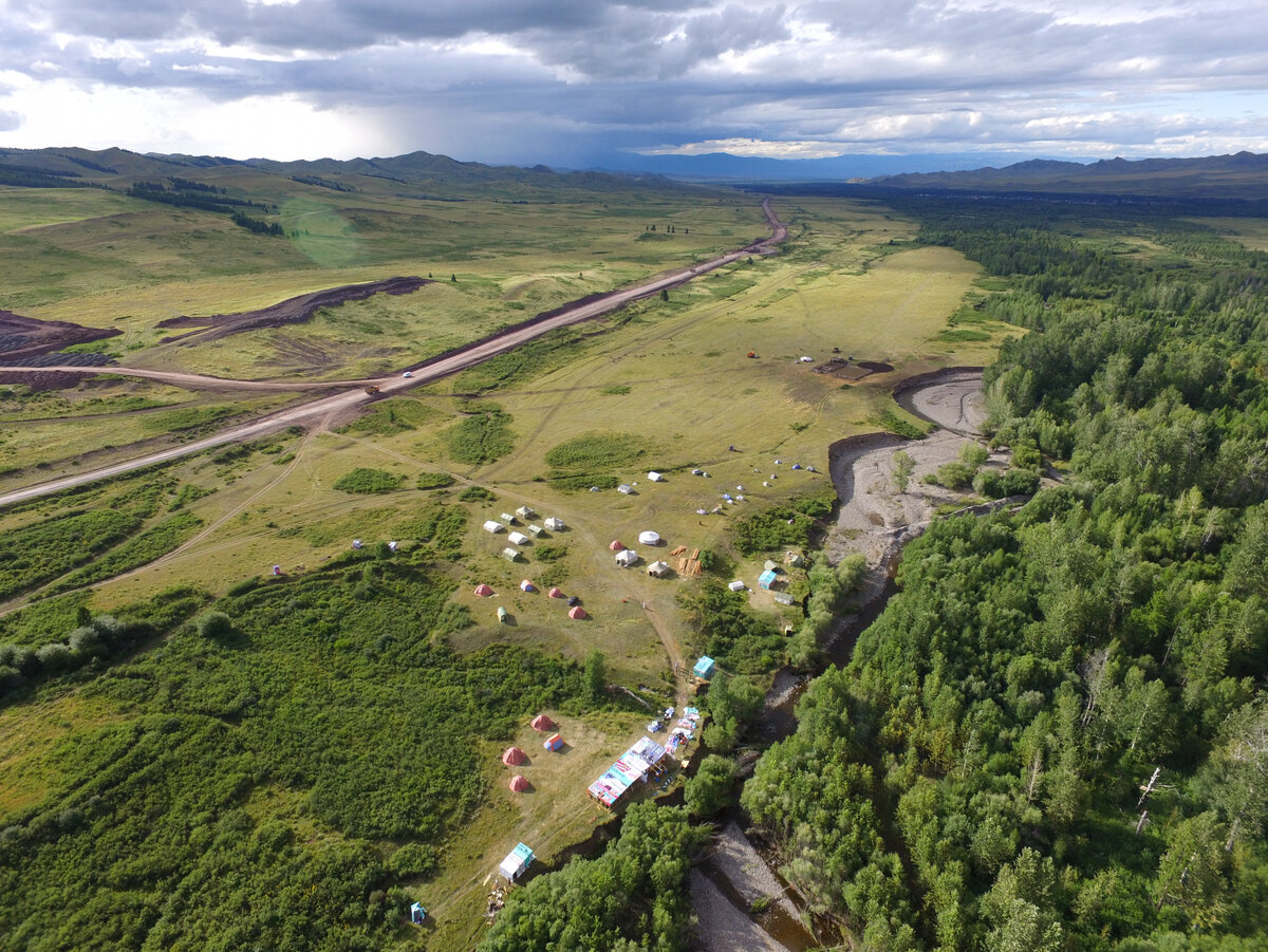 Лагерь археологической экспедиции на Хондергее. Фото: ИИМК РАН