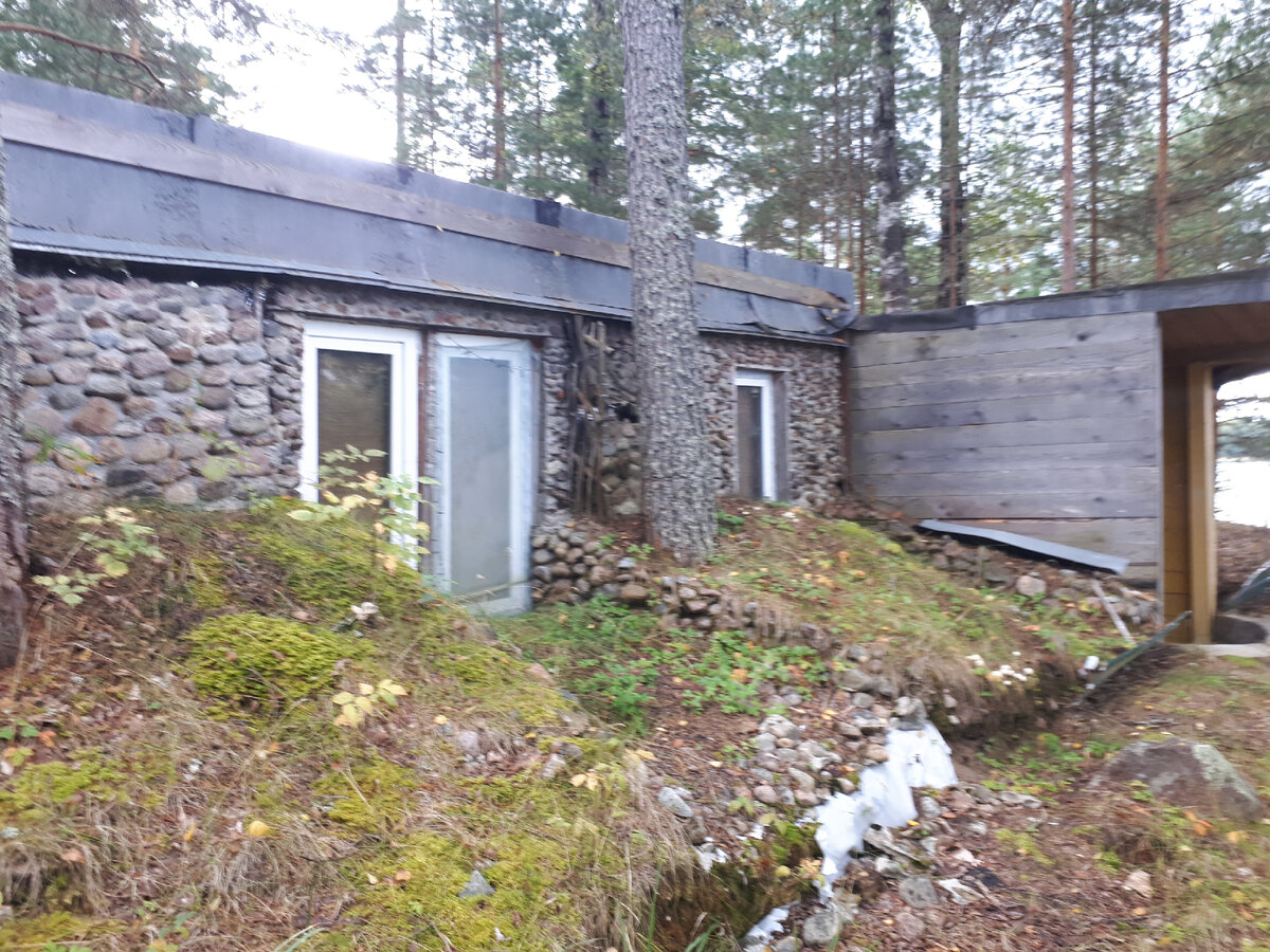 Секретные землянки на глухом острове на озерах Карелии, которые автор нашел летом. т