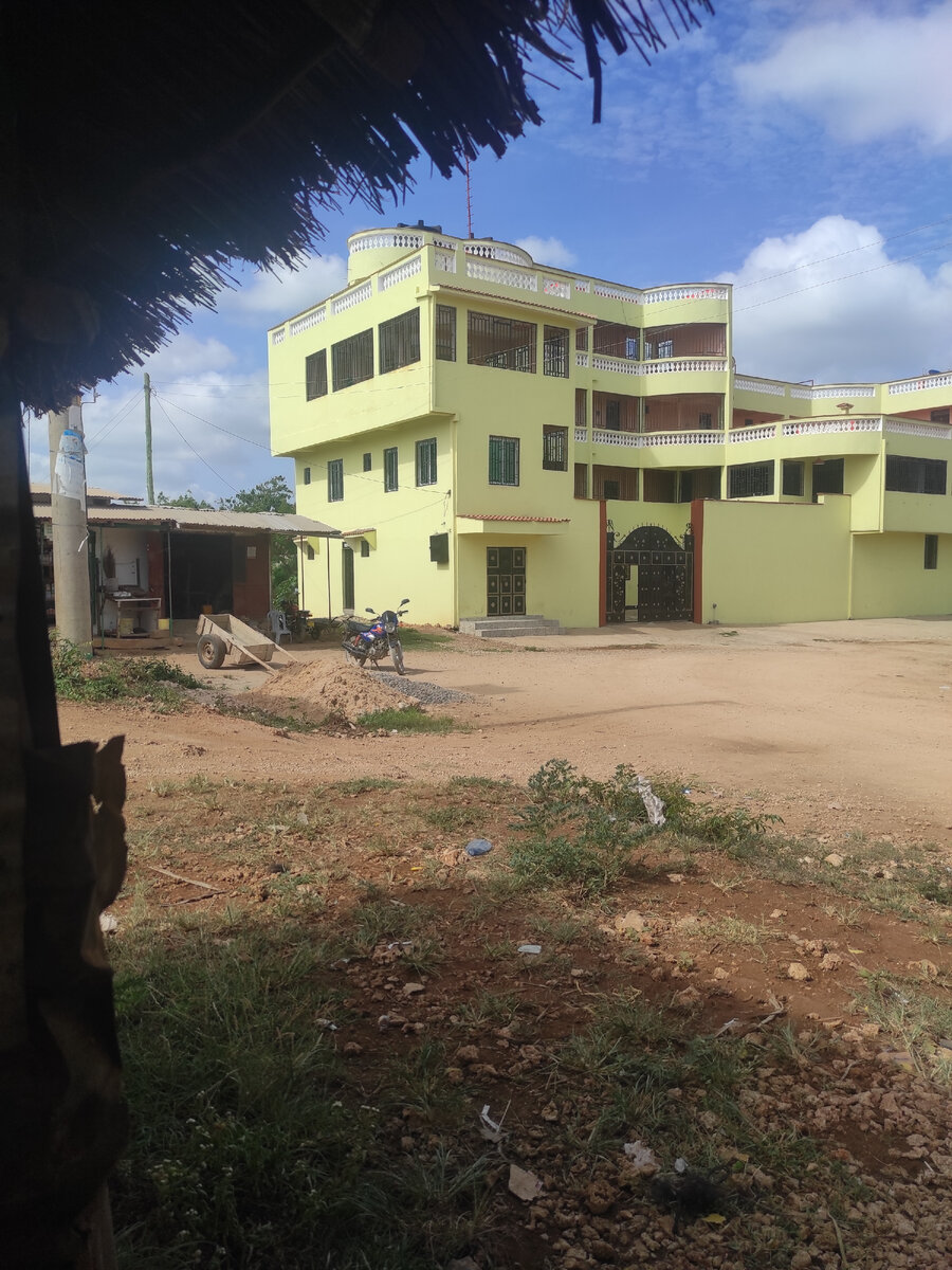 Грандиозный отель в Ндодо)