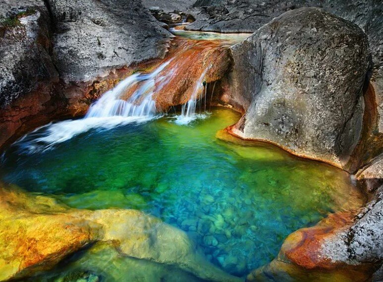 Чёрное озеро Кара-голь. Ванна молодости Большого каньона Крыма. Алушта