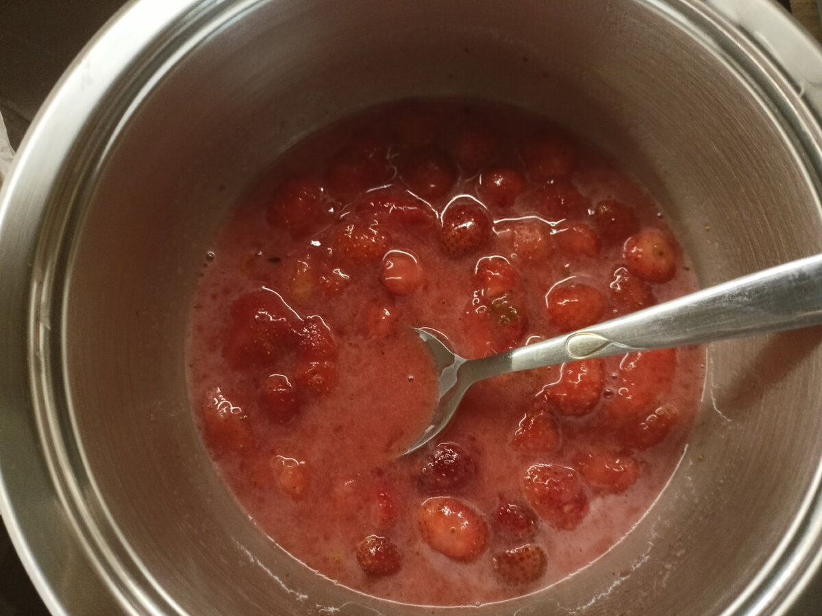 Для приготовления клубничного джема, берём мороженную клубнику, сатейник и 5-7-9 чай ложки сахар. Ставим на средний огонь 🔥 и нагреваем. Перемешиваем и разрубает ложкой ягоды и перемешиваем. В отдельной чашке смешаем 1 ст.л кукурузного крахмала и 2-3 ст.ложки холодной водой перемешиваем до житкого состояния,как масса начнет закипать тонкой струйкой льем крахмал в клубнику и быстро быстро перемешиваем чтобы не образовались комочки. Желе начнет густеть и как это заметите включайте огонь 🔥. После снятия ещё помешайте минут 2-3 и дать остыть до комн.тепературы. После остывания наносим на кексы)))