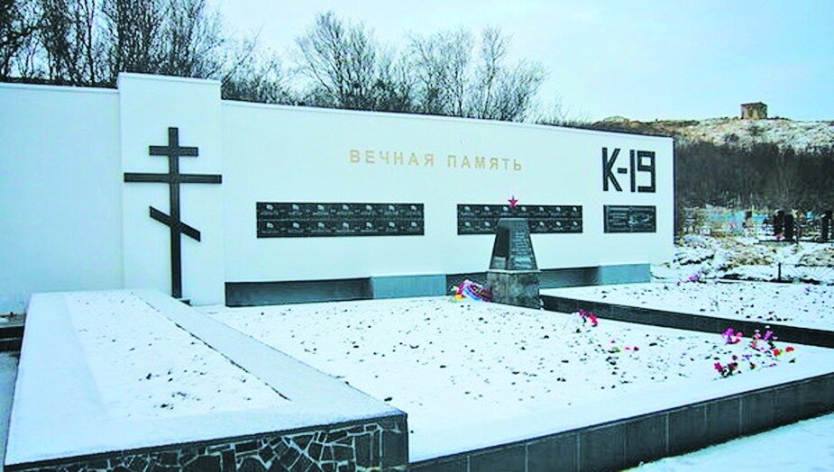Памятник погибшим подводникам в Полярном